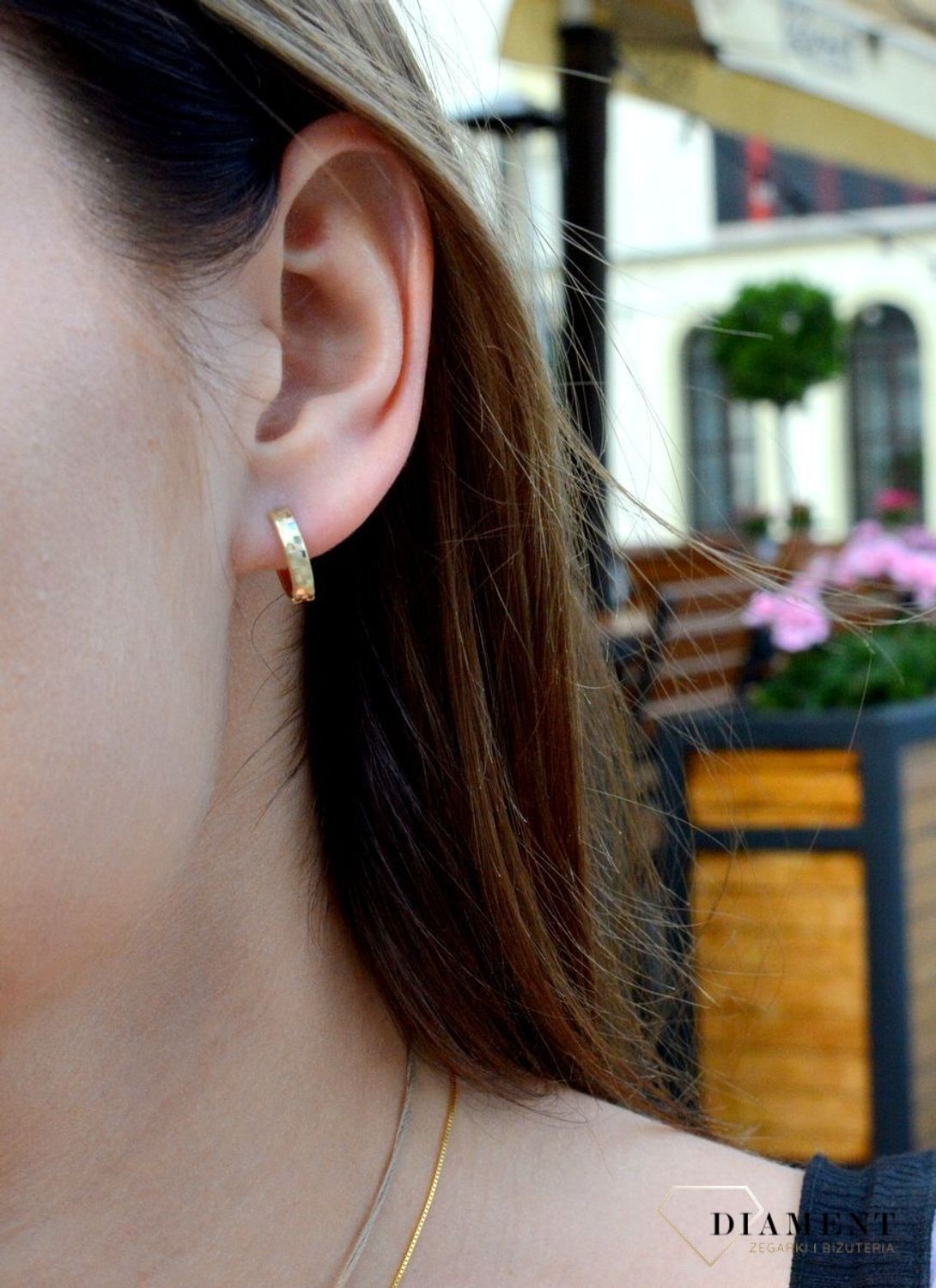 Złote kolczyki wiszące klasyczne próby 333 KL 5213A 333. Na prezent. Klasyczne kolczyki. Niezwykle urokliwa biżuteria ozdobiona żłobieniami z matowym akcentem. Geometryczne kolczyki. Delikatna biżuteria..jpg